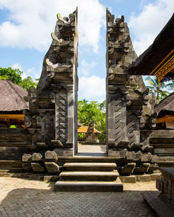 Statue of historic building against sky