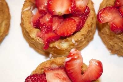 Strawberry cakes with fresh strawberries 