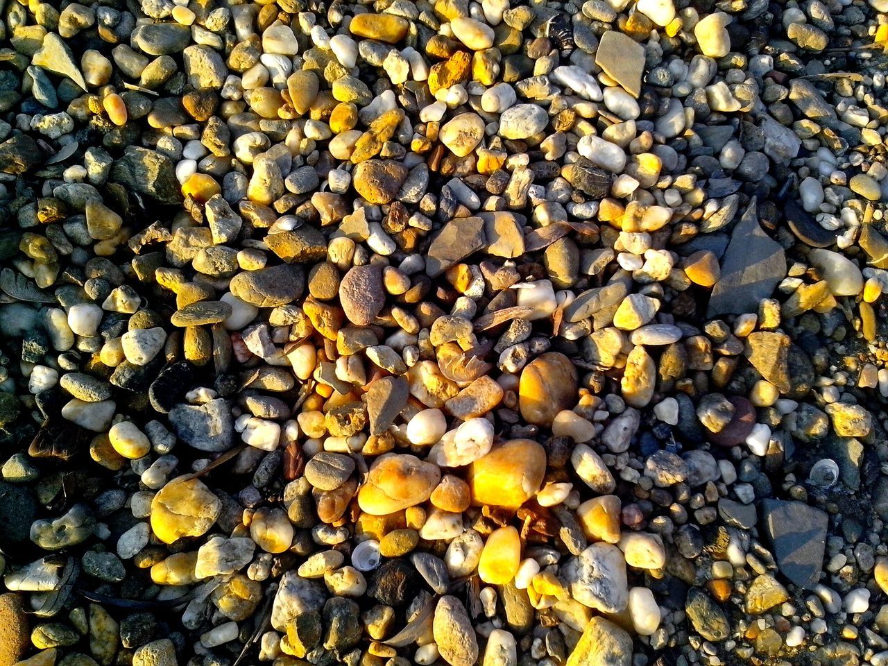 HIGH ANGLE VIEW OF STONES ON PEBBLES