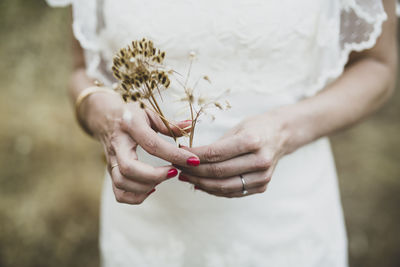 Detalle de manos de novia recién casada