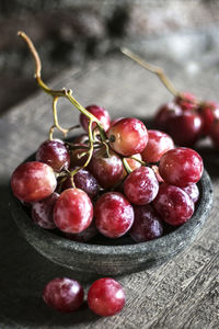 Close-up of red grapes in bowl on table