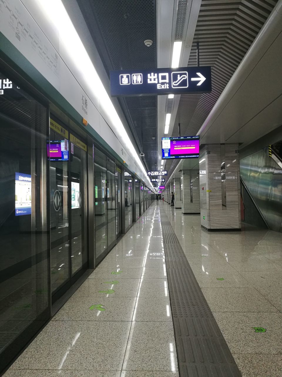 illuminated, transportation, the way forward, indoors, empty, ceiling, communication, railroad station, railroad station platform, no people, modern, day