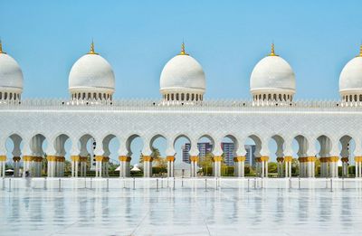 Courtyard of sheikh zayed mosque in abu dhabi