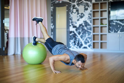 A man working out in a fitness studio.