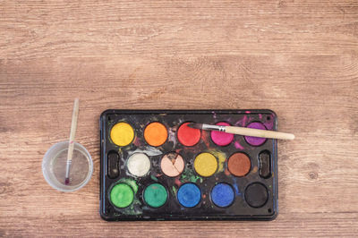 Directly above shot of colorful palette on wooden table