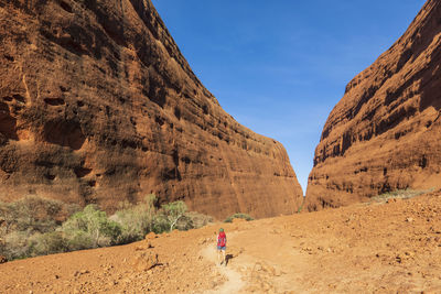 Australia, northern territory, hiking at uluru kata tjuta national park in central australian desert