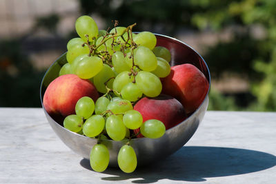 Close-up of apples in bowl on table