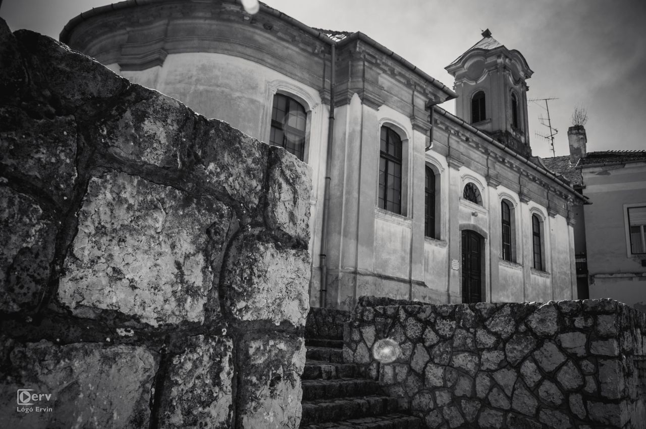 LOW ANGLE VIEW OF HISTORICAL BUILDING