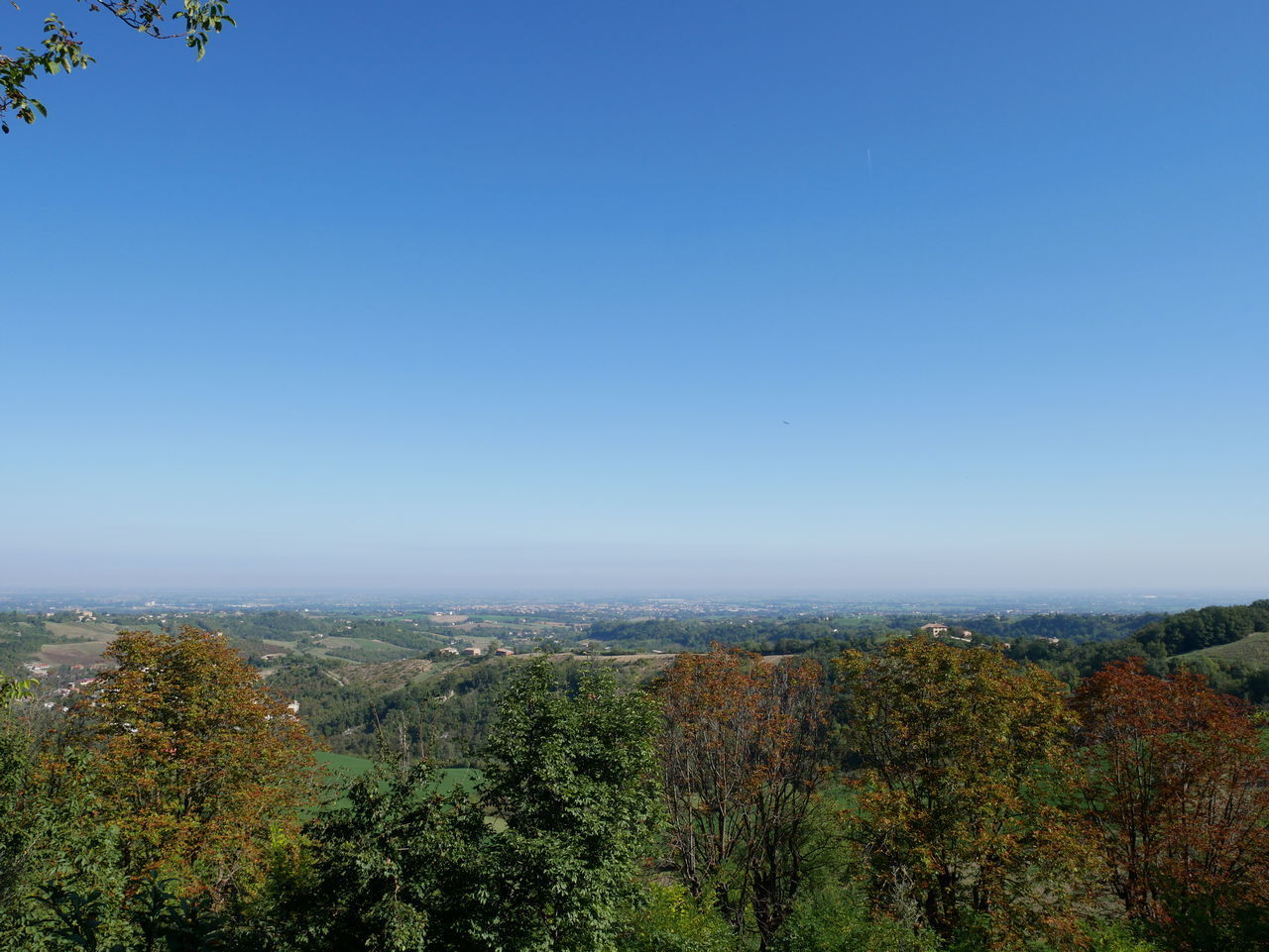 SCENIC VIEW OF TOWNSCAPE AGAINST CLEAR BLUE SKY