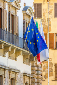 Eu and the italian flag on a balcony