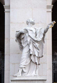 Statue of angel sculpture