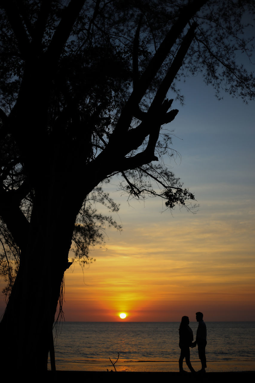 SILHOUETTE PEOPLE ON BEACH AGAINST SKY DURING SUNSET