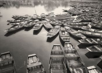 Before the locals paddle with their feet for 12 hours, the boats of local economy.