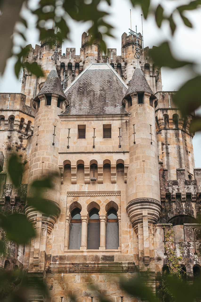 LOW ANGLE VIEW OF OLD BUILDING IN CITY