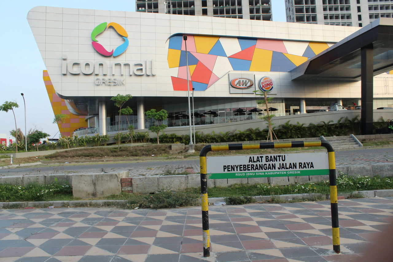 INFORMATION SIGN ON FOOTPATH BY BUILDING