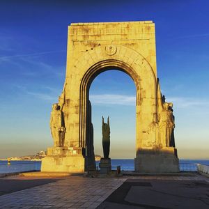 Statue of historical building against blue sky