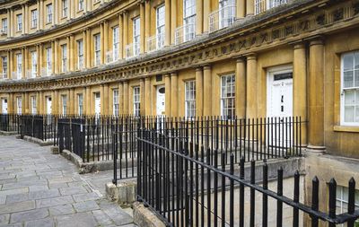 Curved terrace of georgian town houses in the circus, bath, england