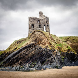Old ruin building against sky