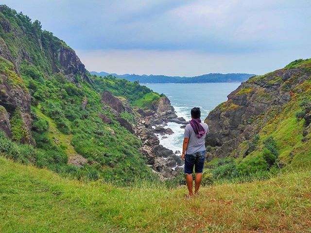 mountain, lifestyles, leisure activity, full length, rear view, scenics, sky, beauty in nature, tranquil scene, casual clothing, tranquility, nature, standing, men, person, hiking, mountain range, landscape