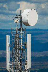 Telecommunications tower