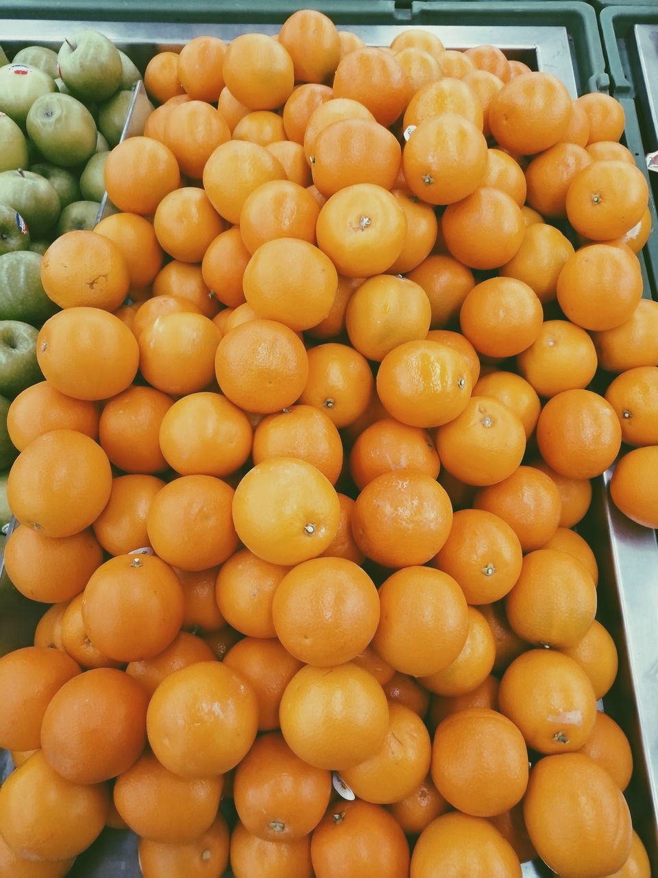 HIGH ANGLE VIEW OF ORANGES FOR SALE AT MARKET STALL