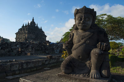 Statue of historic building against sky