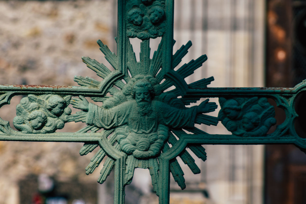 CLOSE-UP OF METALLIC SCULPTURE