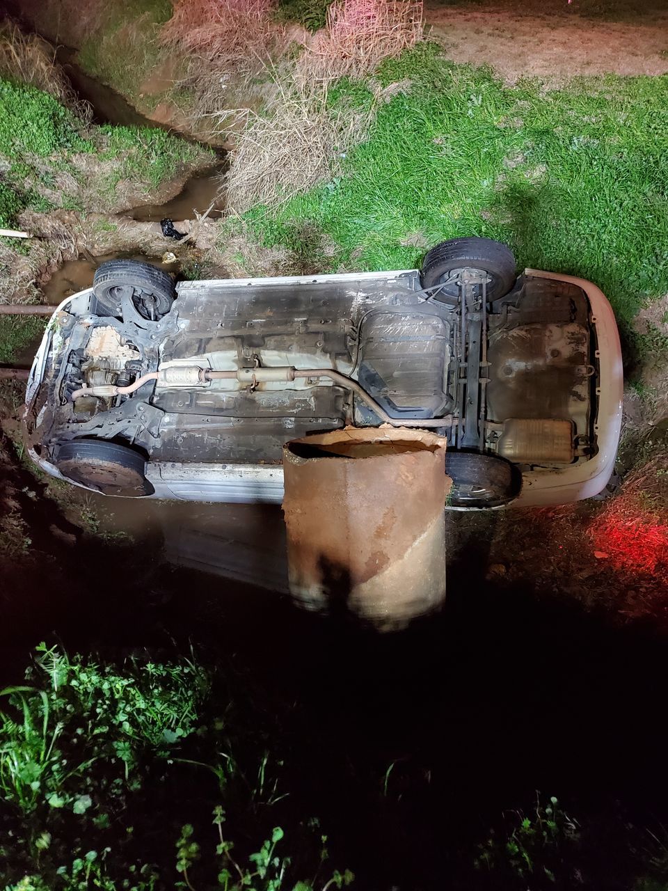 HIGH ANGLE VIEW OF OLD METAL CONTAINER ON FIELD