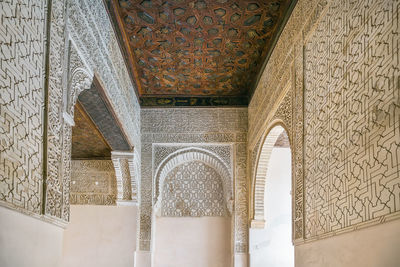 Arch with stone relief with arabesques in alhambra palace, spain