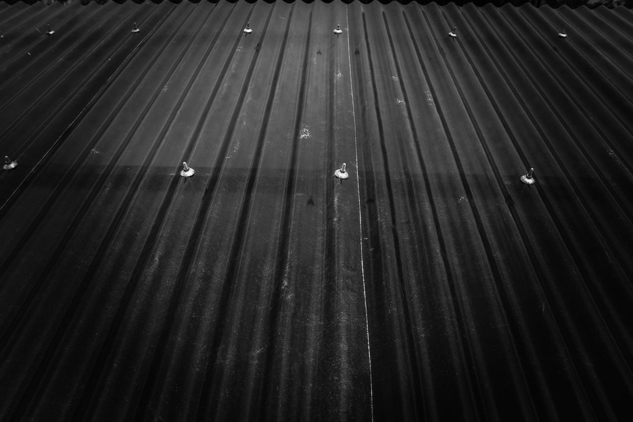 HIGH ANGLE VIEW OF WATER DROPS ON WOOD IN WOODEN SURFACE