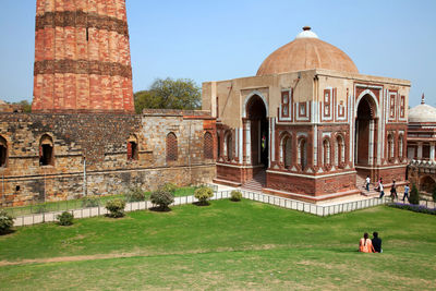 Exterior of qutub minar against clear sky