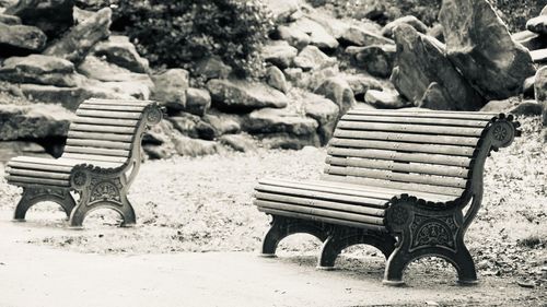 Black and white picture of park bench.
