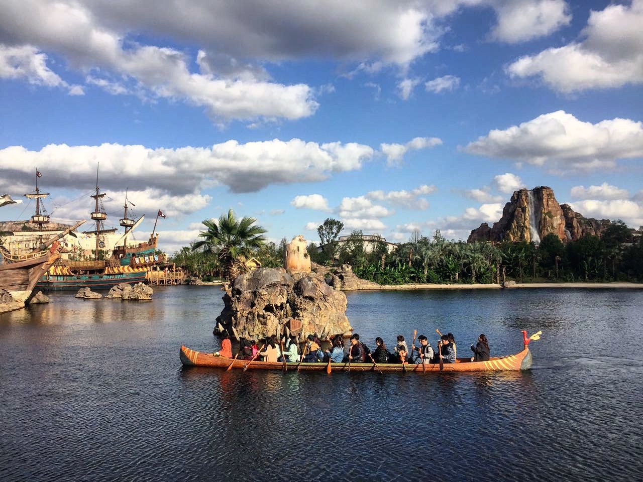 nautical vessel, transportation, water, travel, tree, mode of transport, reflection, vacations, large group of people, real people, tourist, river, cloud - sky, men, women, sailing, people, adult, rowing, sky, outdoors, nature, sport rowing, boathouse, tourboat, adults only, day