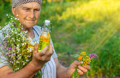 Cropped hand of woman holding flowers