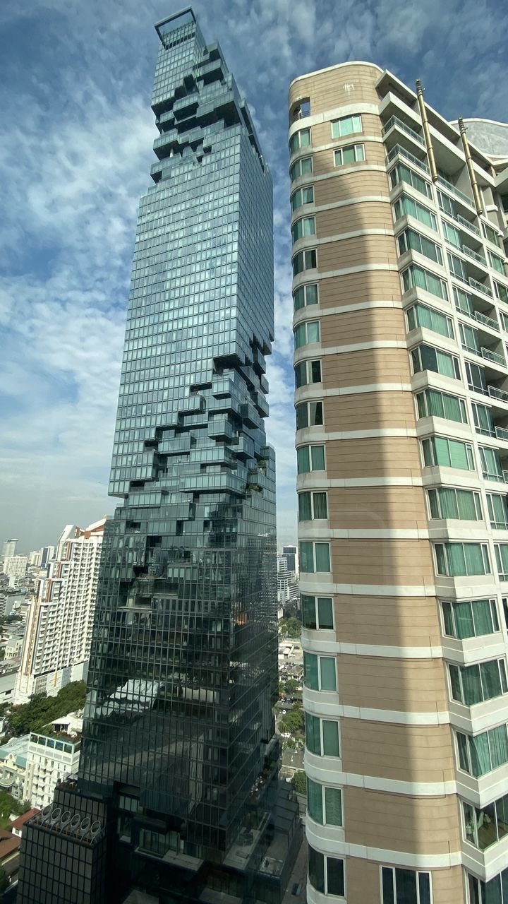 LOW ANGLE VIEW OF MODERN BUILDING AGAINST SKY