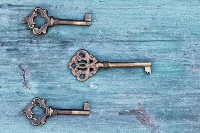 Directly above shot of vintage keys on wooden table