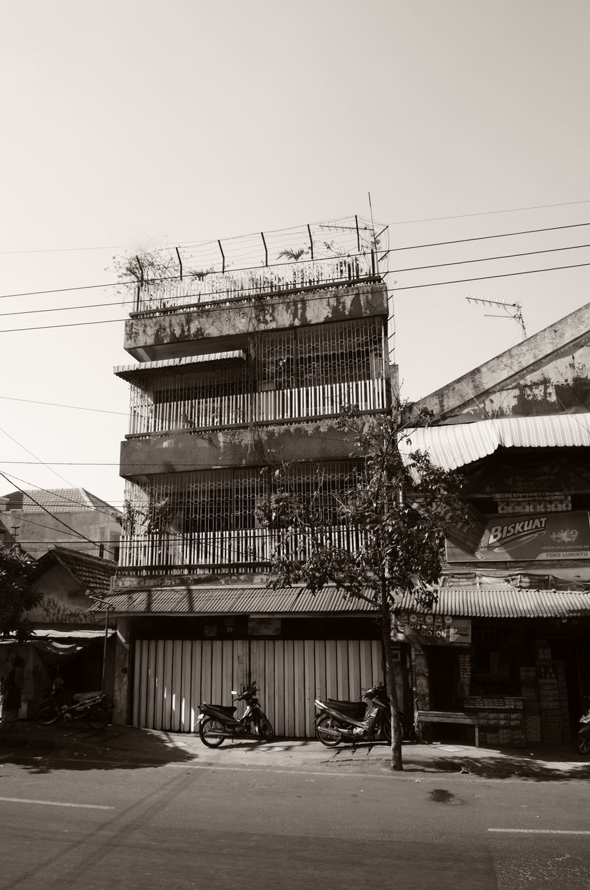 building exterior, architecture, built structure, clear sky, low angle view, city, building, residential building, residential structure, day, outdoors, tall - high, no people, window, skyscraper, office building, house, sky, modern, construction site