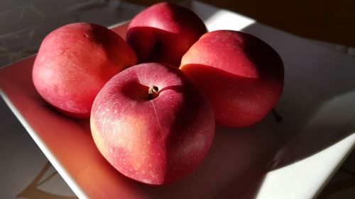 Close-up of red apples in bowl