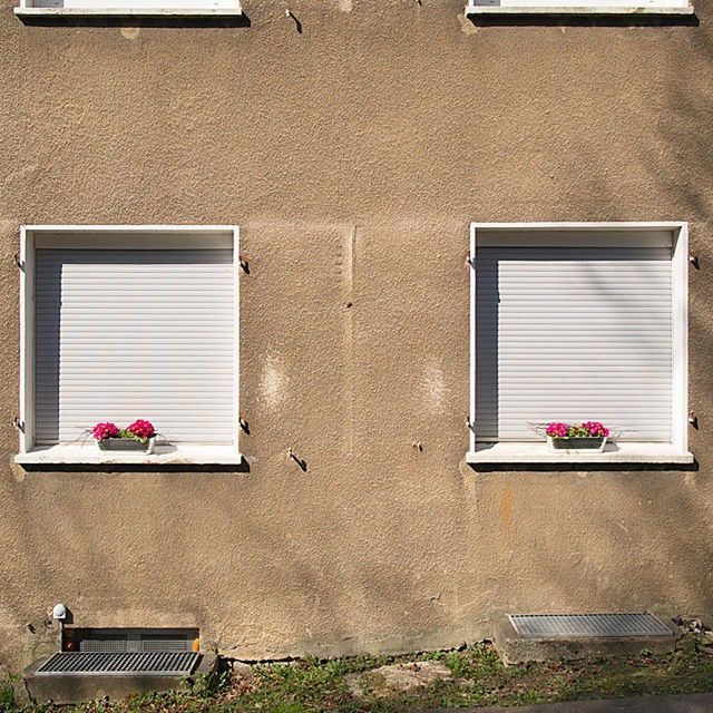 building exterior, architecture, built structure, window, house, day, building, residential structure, residential building, outdoors, wall - building feature, red, closed, no people, door, sunlight, city, glass - material, wall, facade