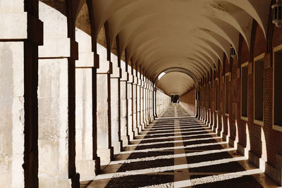 Corridor of building. porche. pórtico. atrio. galería. 