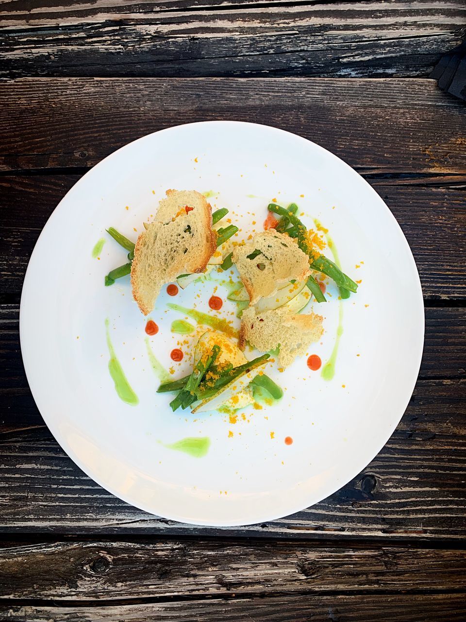 HIGH ANGLE VIEW OF SERVING FOOD IN PLATE