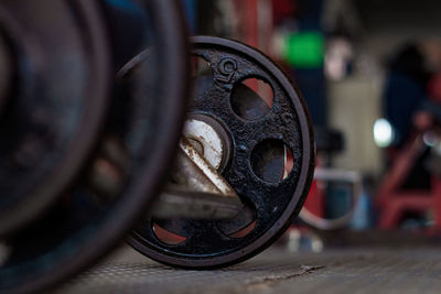 Heavy weights with selective focus in a gym