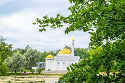 View of the pond and the building of the turkish bath in catherine park. 