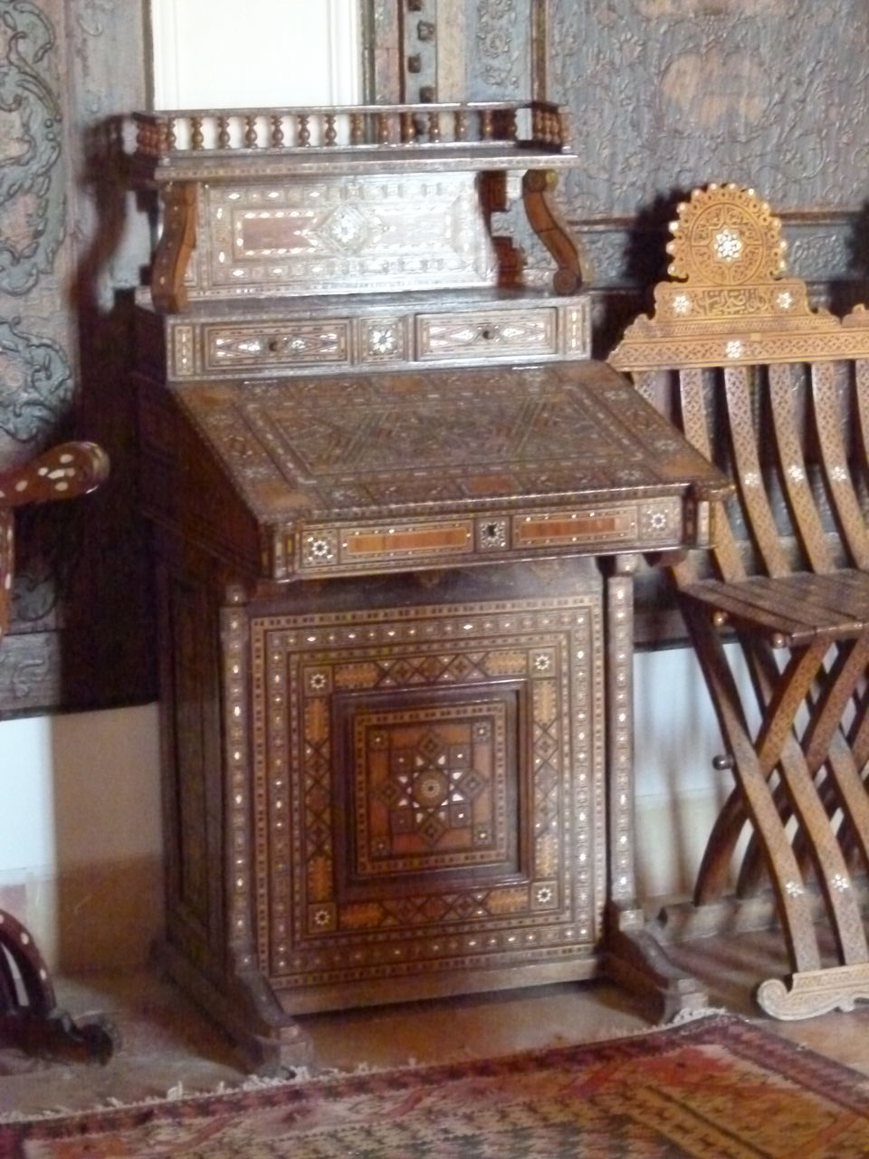 TABLE AND CHAIRS AT HOME BUILDING