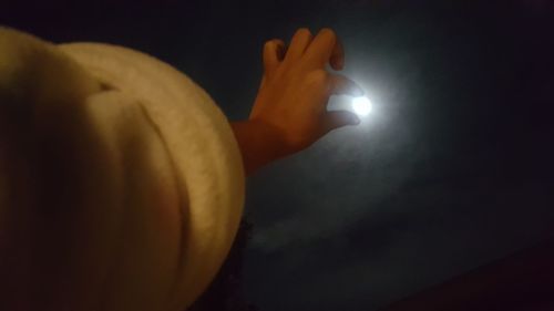 Close-up of hand holding leaf