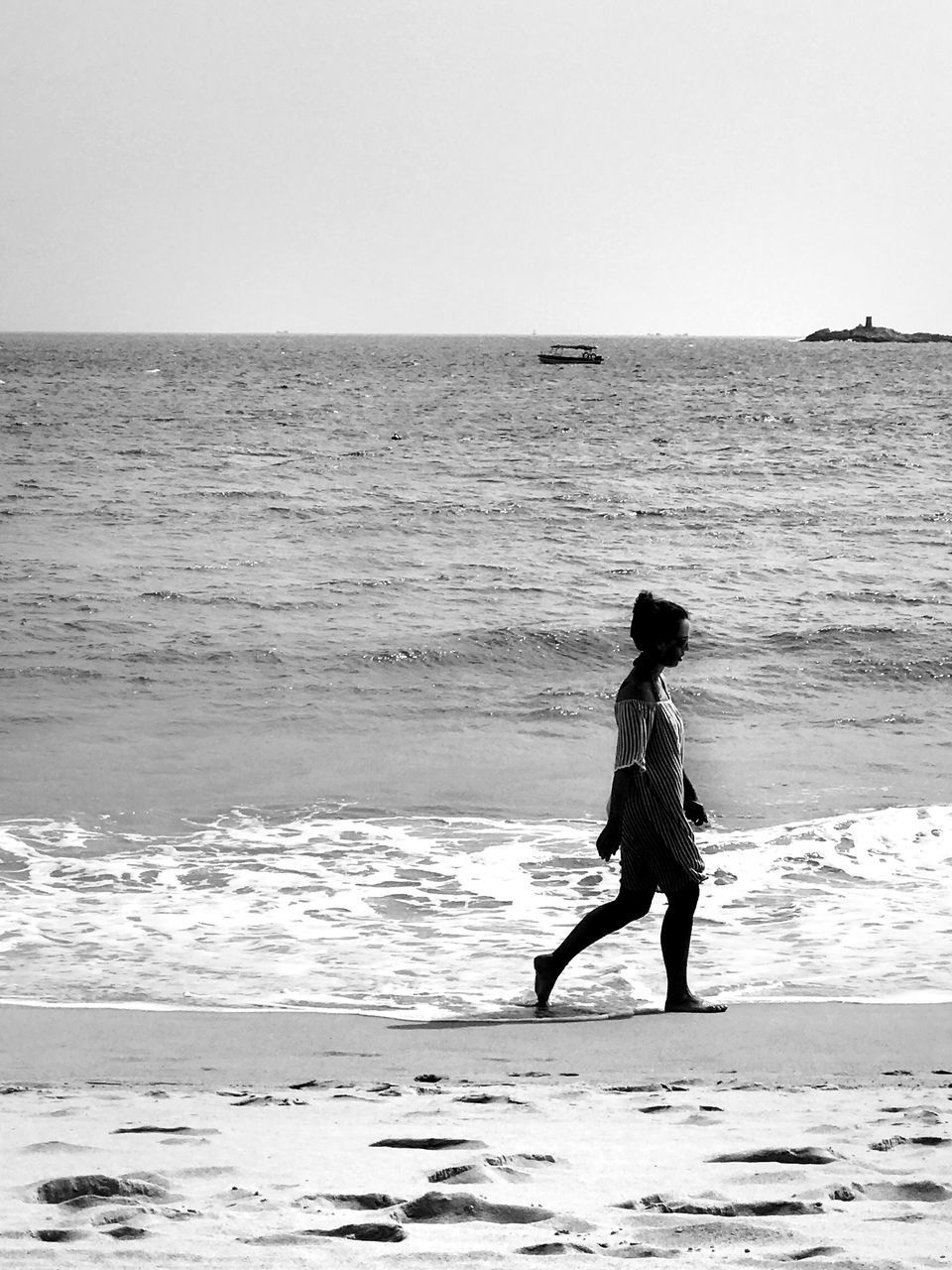 FULL LENGTH OF WOMAN WALKING ON BEACH