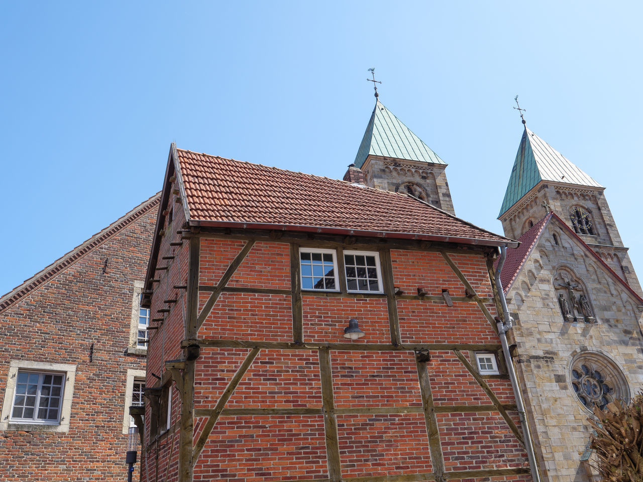 LOW ANGLE VIEW OF BUILDING AGAINST CLEAR SKY