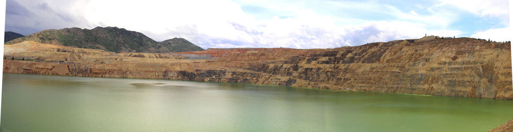 Panoramic view of lake and mountains against sky