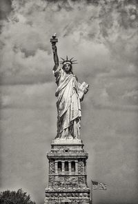 Statue of liberty against sky