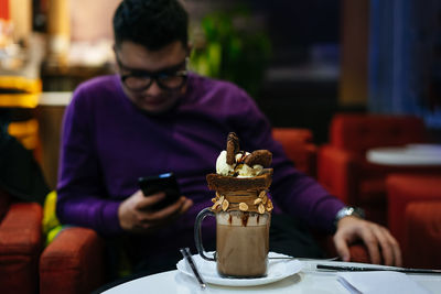 Man having dessert at table in cafe